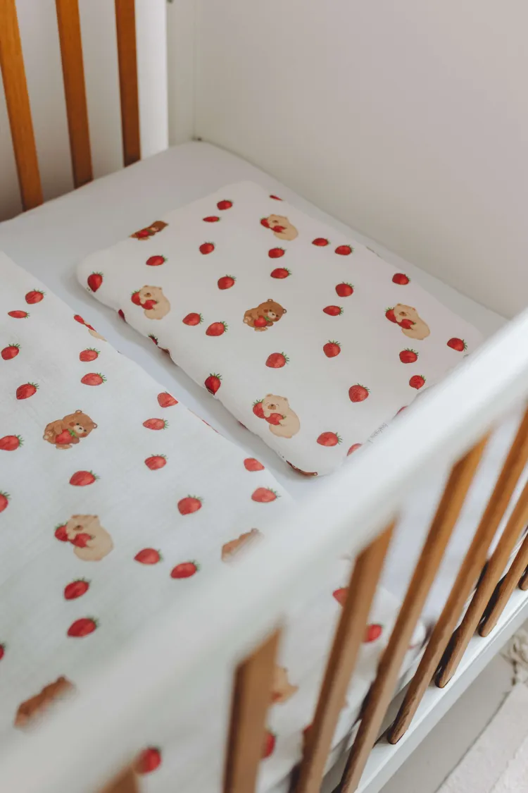 Pościel z wypełnieniem 100x135cm Muślin Misie i truskawki