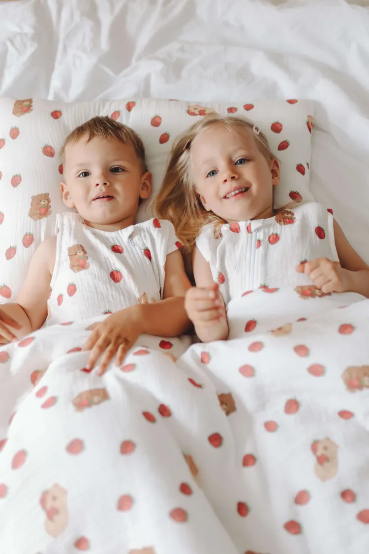 Pościel z wypełnieniem 100x135cm Muślin Misie i truskawki