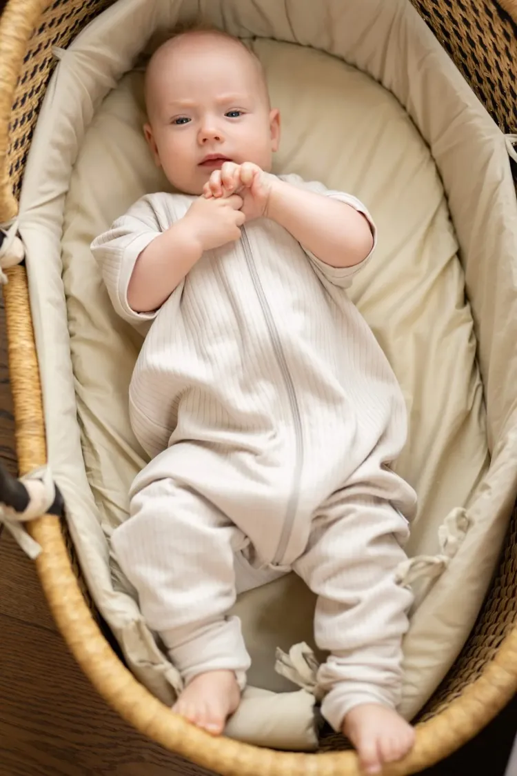 Śpiworek z nogawkami z krótkim rękawem 1 tog prążek jasny beż niemowlę babybaj