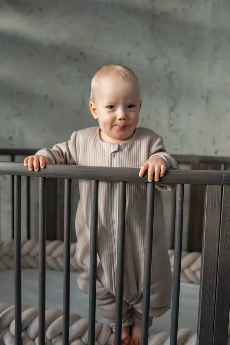 Śpiworek z nogawkami 1,5 tog Prążek beżowy z długim rękawem