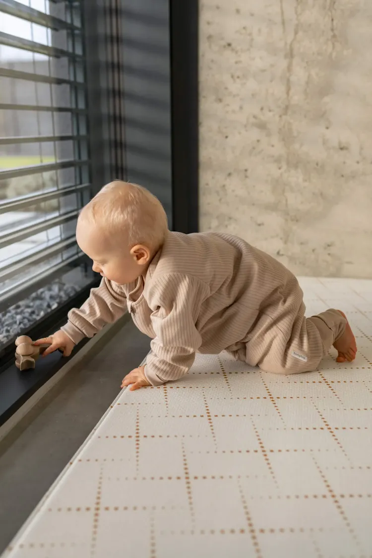 Śpiworek z nogawkami 1,5 tog Prążek beżowy z długim rękawem