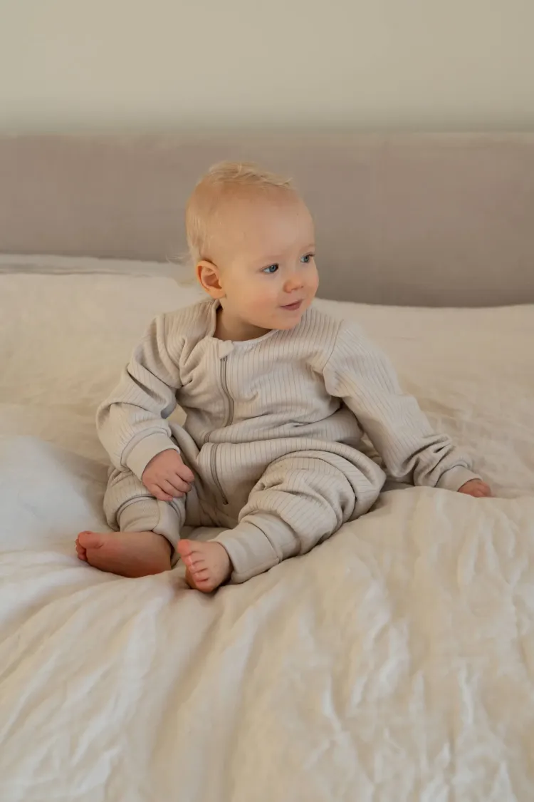 Śpiworek z nogawkami 1,5 tog Prążek jasny beż z długim rękawem