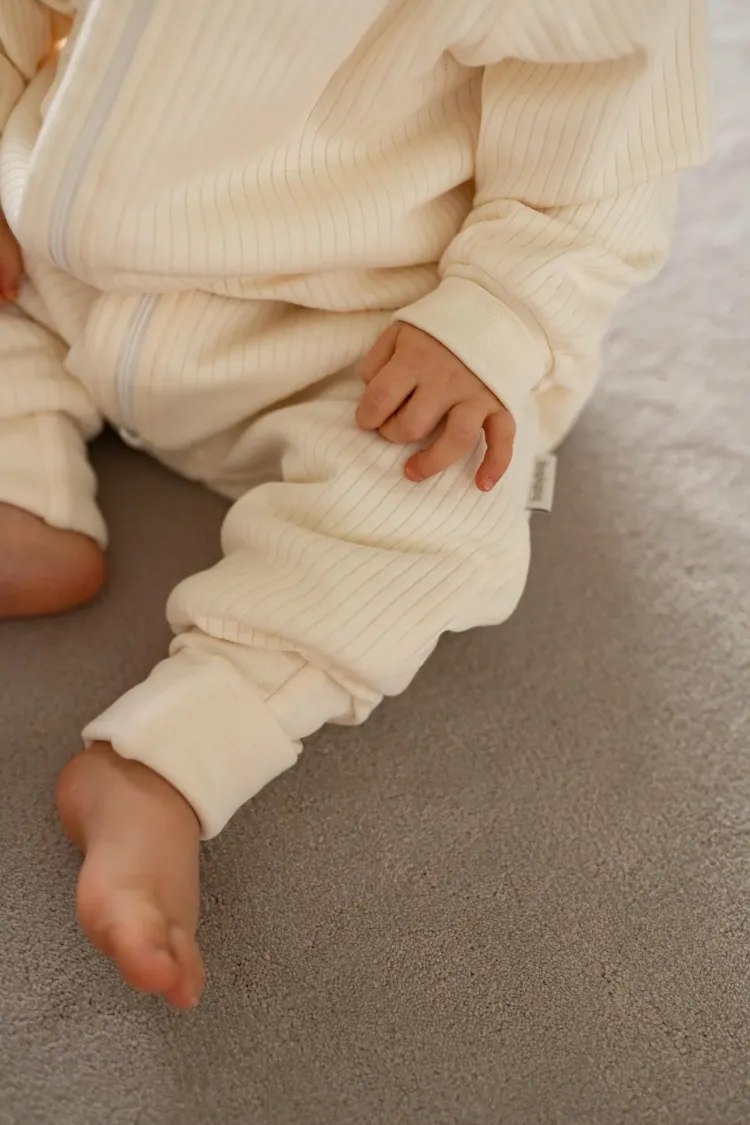 Śpiworek z nogawkami 1,5 tog Prążek ecru z długim rękawem