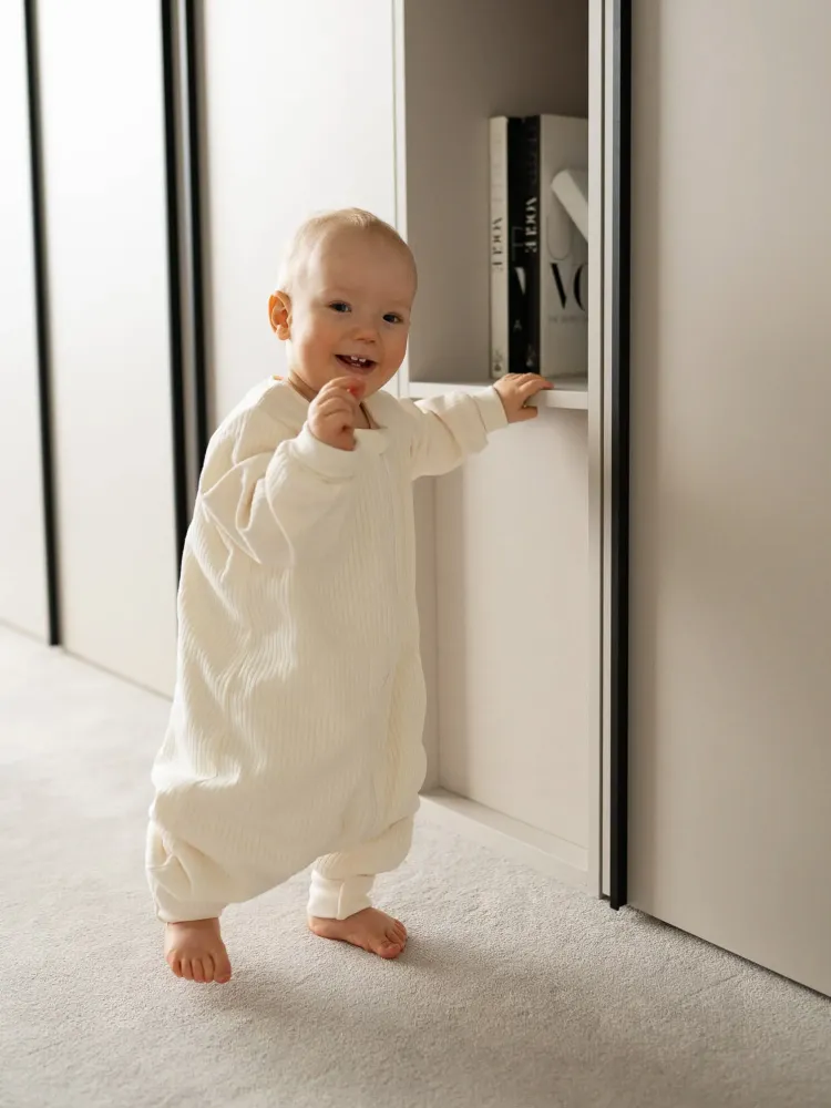 Śpiworek z nogawkami 1,5 tog Prążek ecru z długim rękawem