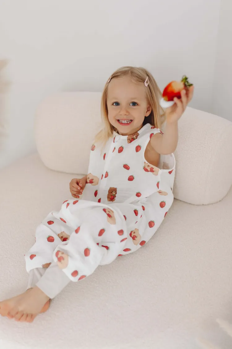 Śpiworek z nogawkami 0.5 tog Muślin Misie i truskawki