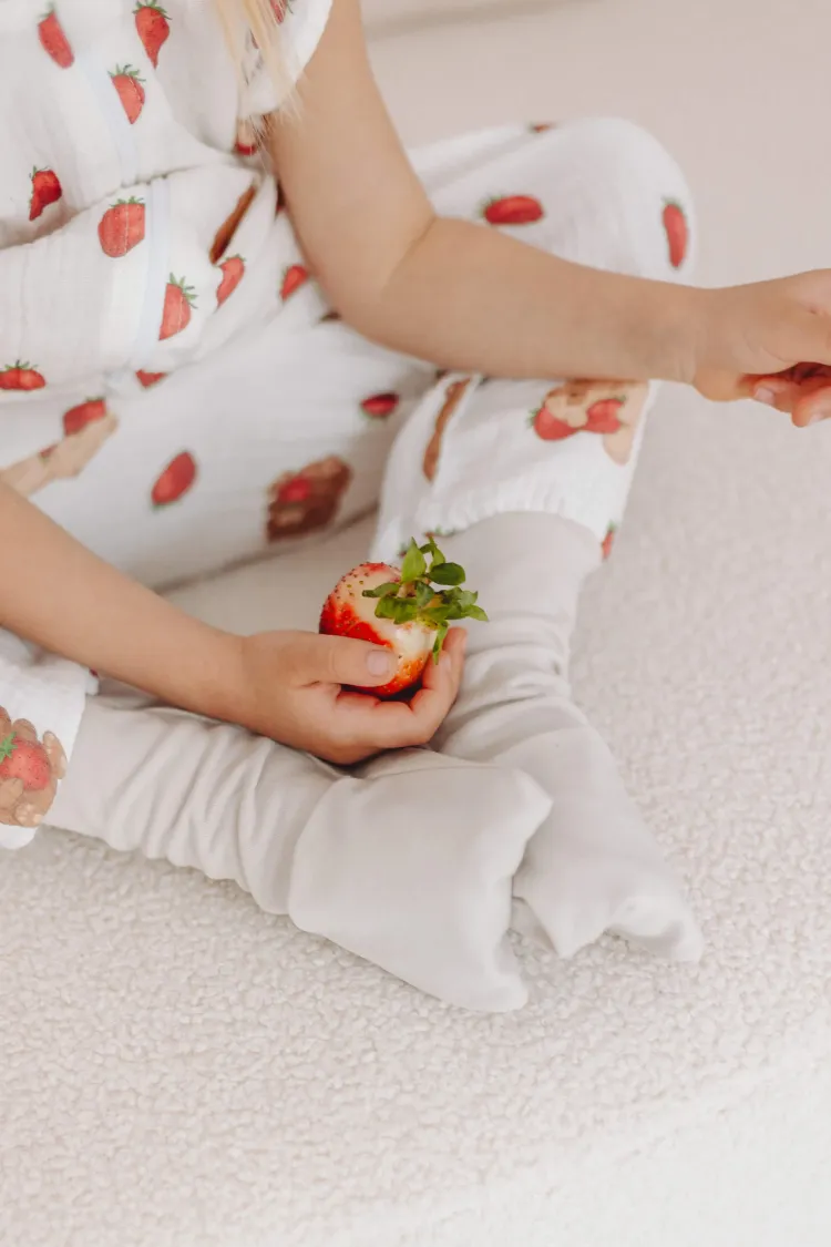 Śpiworek z nogawkami 0.5 tog Muślin Misie i truskawki